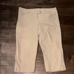 Reitmans women’s Tan Capri Trousers/pants, size 15